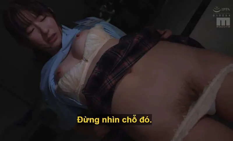 Ông sếp lập mưu quyến rũ cô nhân viên dưới quyền kiêu kỳ lười nhác, suốt ngày bận rộn chat chit cùng người yêu.